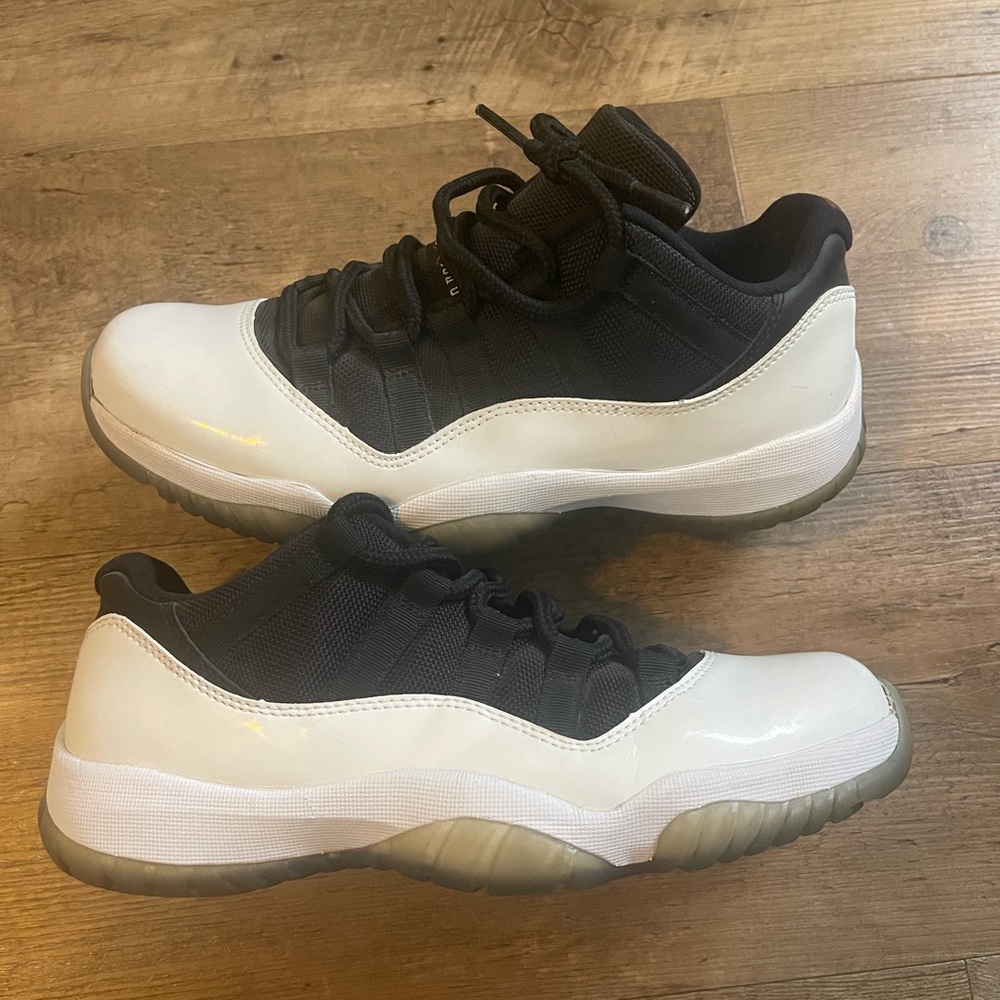 Air Jordan 11 Retro Low 'Tuxedo' Big Kids Size 7